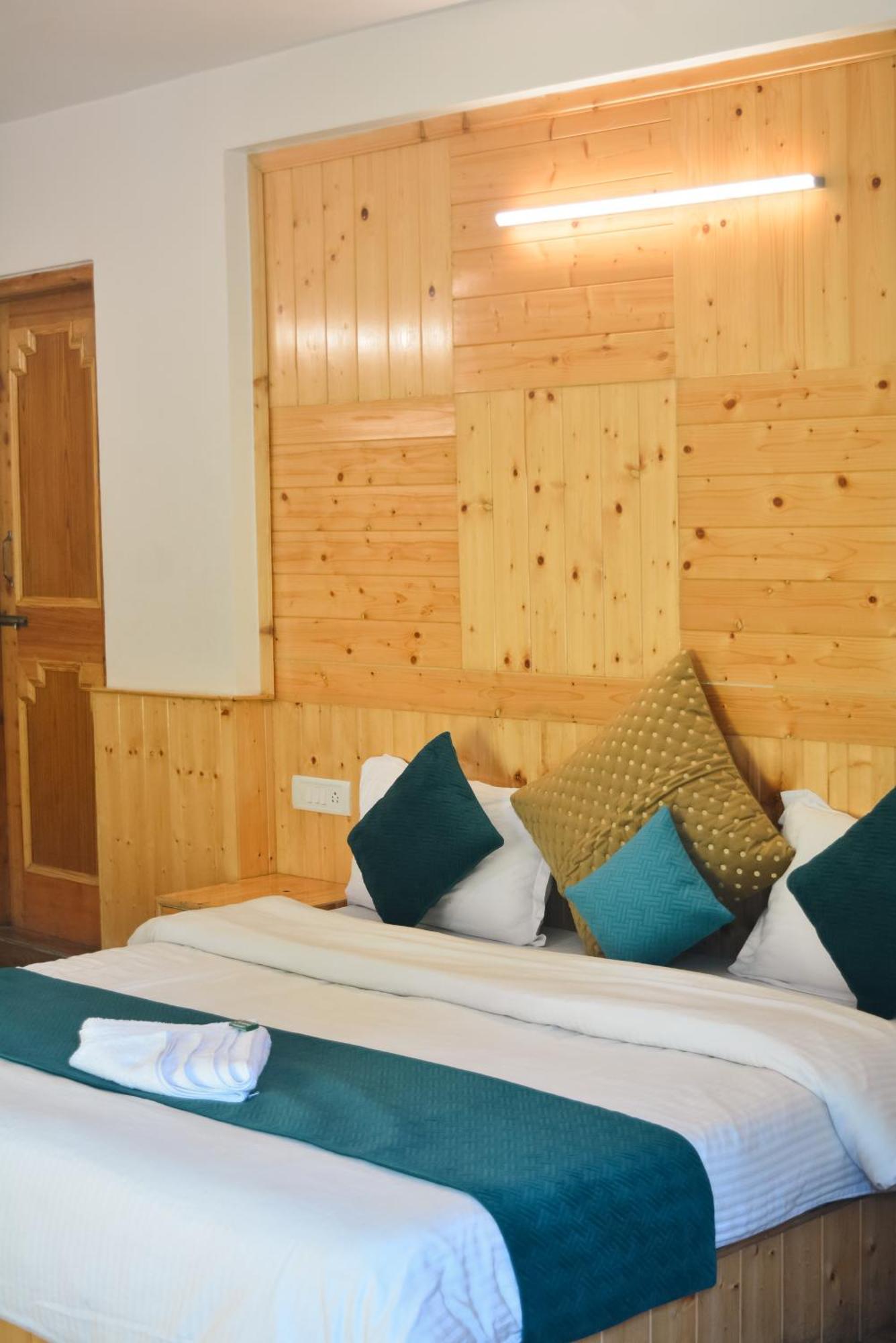 Hotel The Neelgiris Manali (Himachal Pradesh)