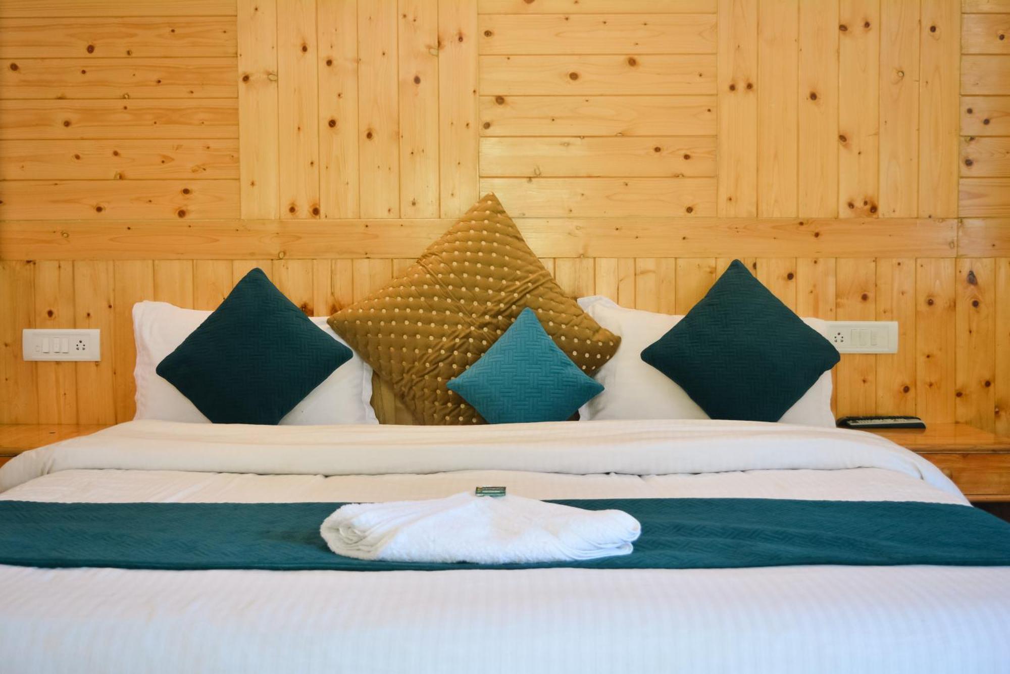 The Neelgiris Hotel Manali (Himachal Pradesh)