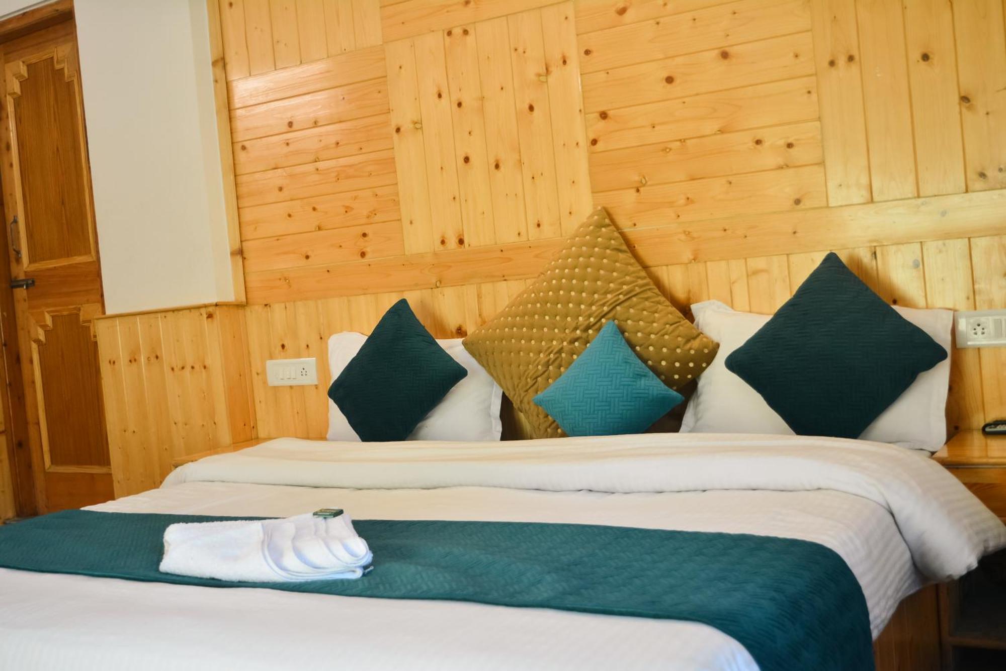 The Neelgiris Hotel Manali (Himachal Pradesh)