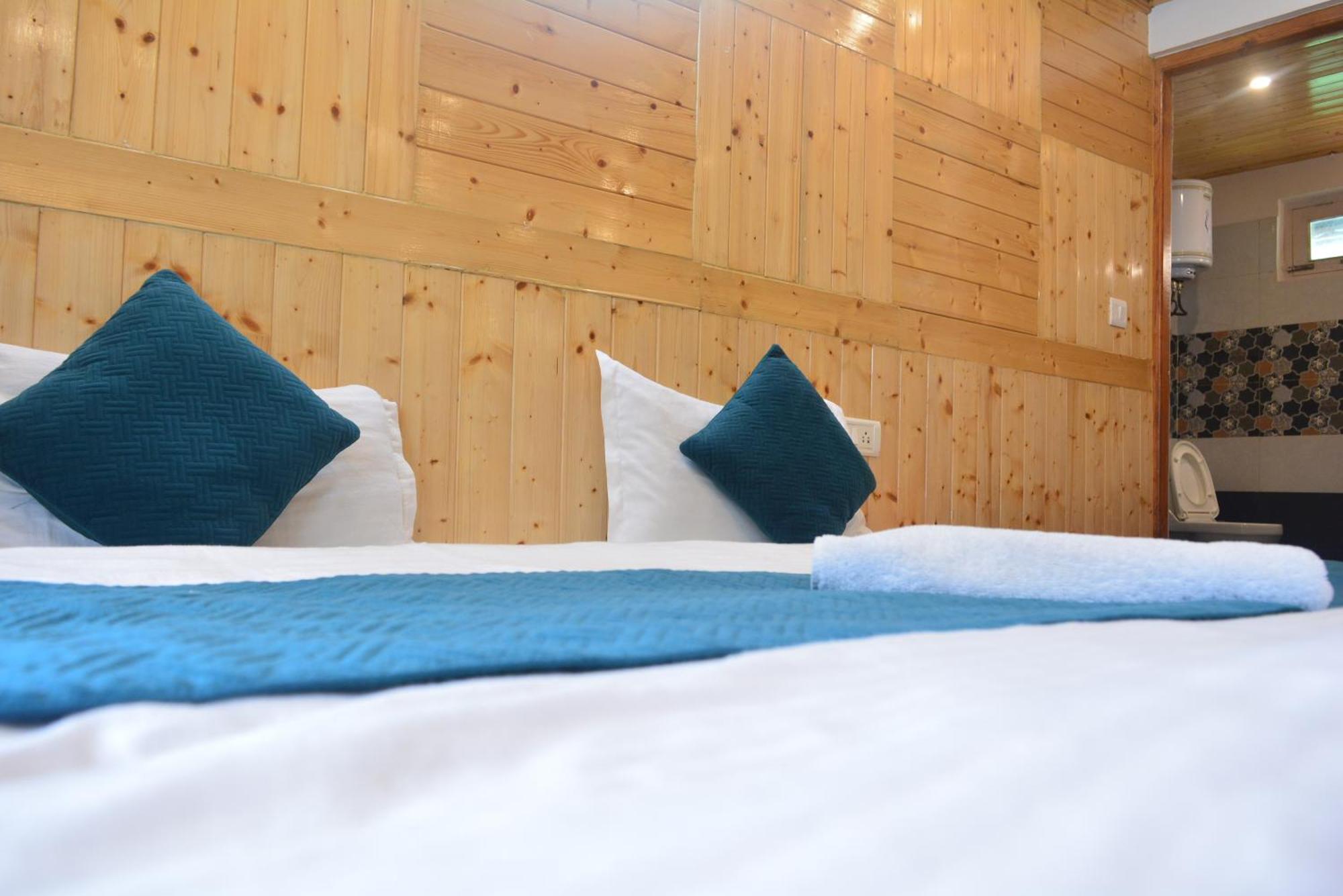 Hotel The Neelgiris Manali (Himachal Pradesh)